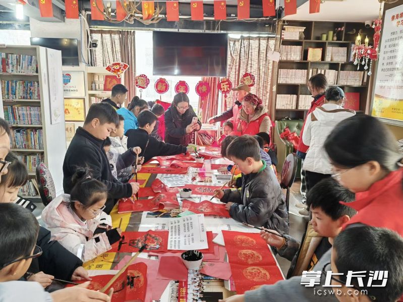 農(nóng)家書屋里開展的春節(jié)活動。