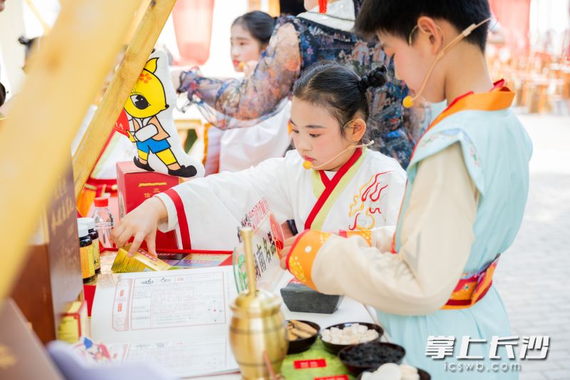 游客在沉浸式游覽過程中，加深了對湖湘非遺文化的理解與認(rèn)同,。