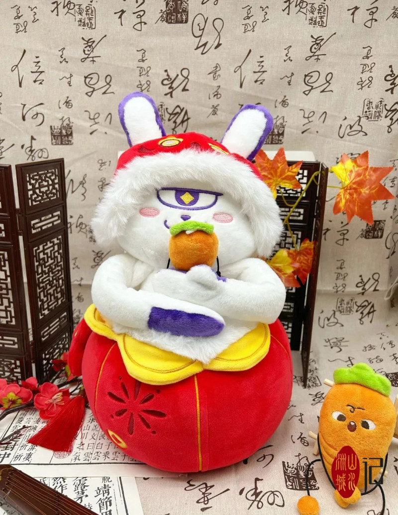“谷子”通過(guò)徽章、卡牌,、手辦等文創(chuàng)商品構(gòu)建起獨(dú)特的經(jīng)濟(jì)生態(tài),。圖為芒果綜藝《跳進(jìn)地理書的旅行》，衍生形象——“南波小兔”,。馬欄山視頻文創(chuàng)產(chǎn)業(yè)園供圖