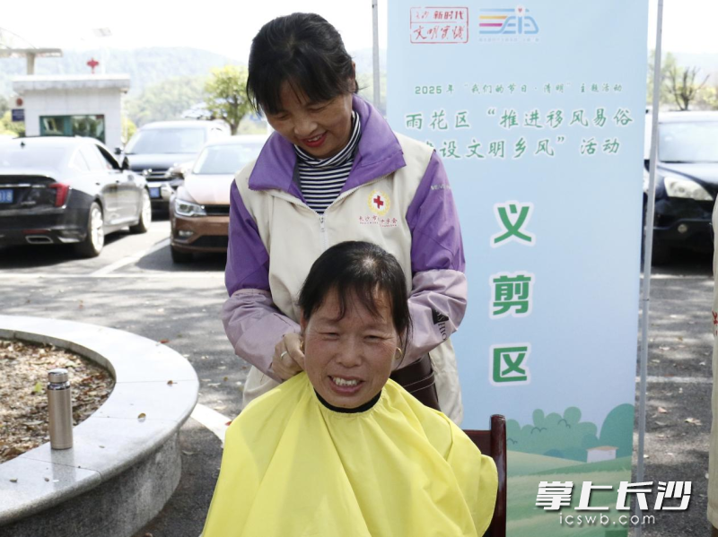 義剪志愿服務(wù)隊(duì)的隊(duì)員們正給鄉(xiāng)親們理著清爽的發(fā)型,。 均為 通訊員 易帥 攝