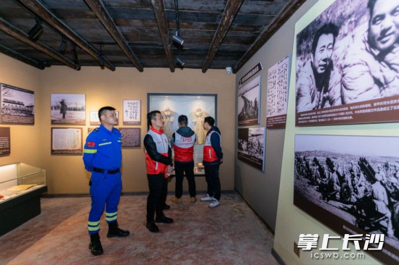參觀烈士事跡展覽館,。