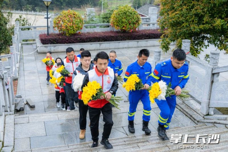 手捧菊花為烈士掃墓,。均為長沙晚報(bào)通訊員 周軍 攝