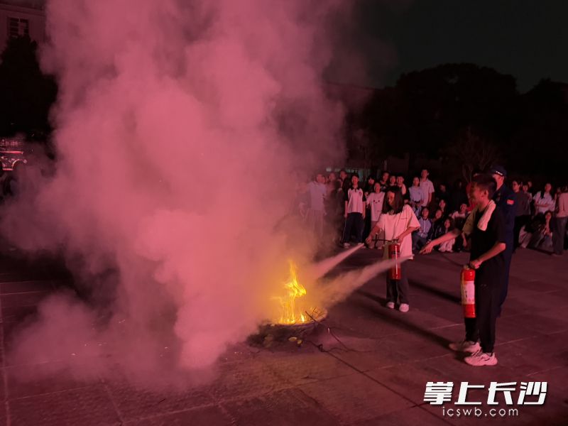 學(xué)生們?cè)谘菥殰缁稹?長(zhǎng)沙晚報(bào)通訊員 柳陽(yáng) 攝