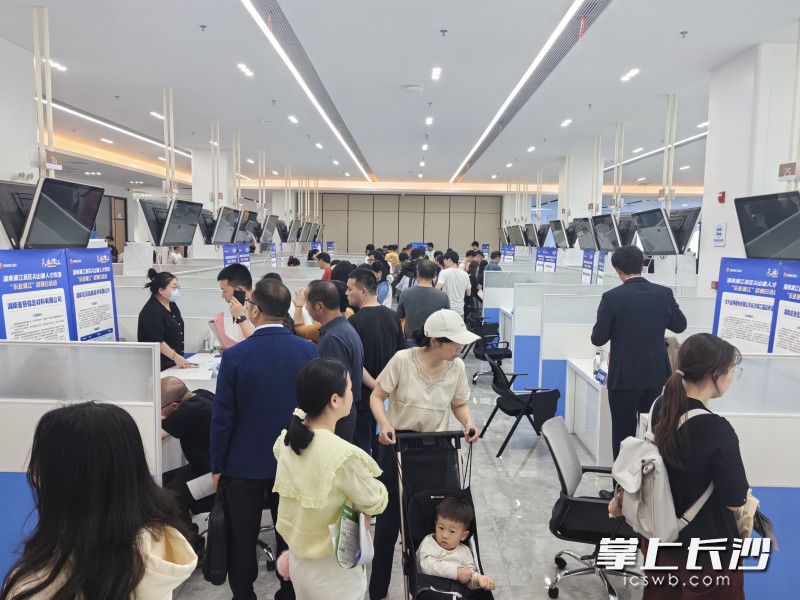 在家政,、安保等招聘企業(yè)展位面前,，求職應(yīng)聘、面試洽談的氛圍同樣火熱,。均為長沙晚報通訊員胡謙供圖