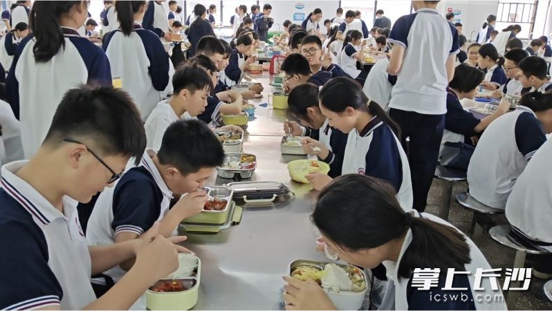 學(xué)生在用餐。