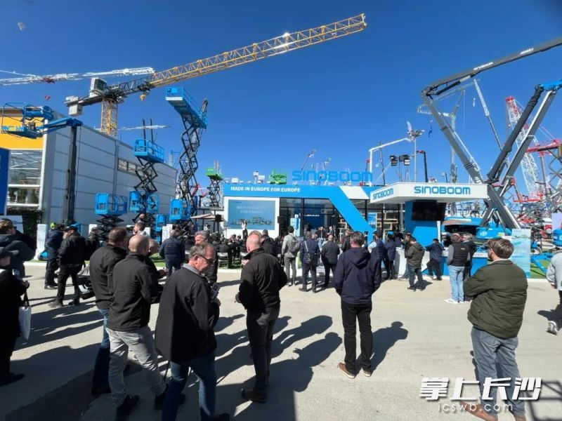 正在舉行的德國(guó)寶馬展（bauma 2025）展會(huì)上，不少參觀者在星邦智能展臺(tái)前駐足觀看,。受訪者供圖
