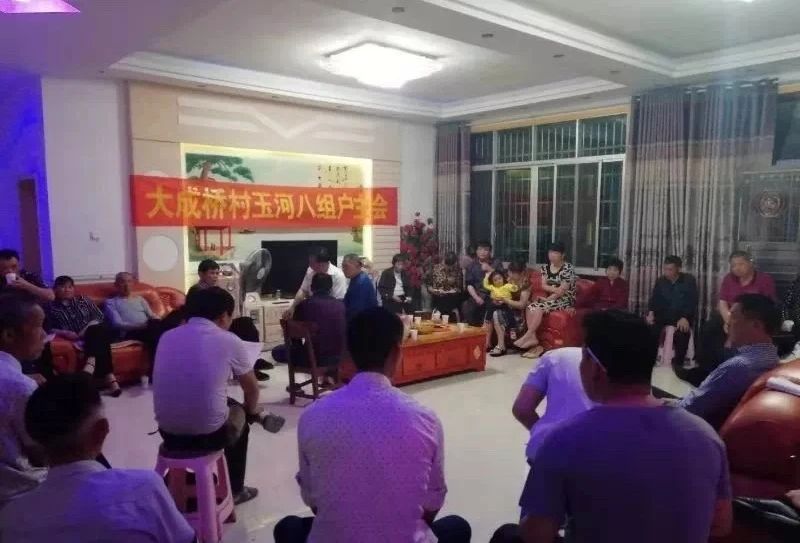 大成橋鎮(zhèn)要求每名網(wǎng)格干部每半年召開一次屋場(chǎng)夜話會(huì)。胡澤強(qiáng) 攝