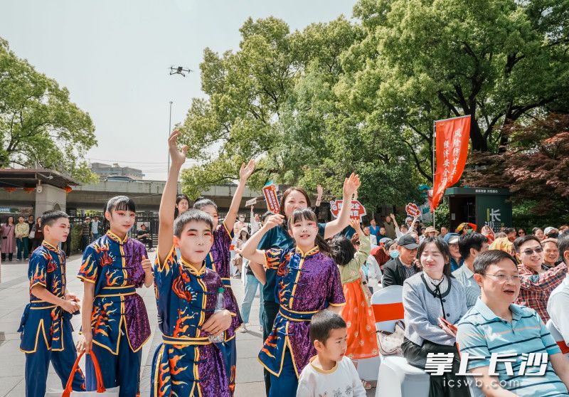 知識競賽環(huán)節(jié),，小朋友舉手搶答,。