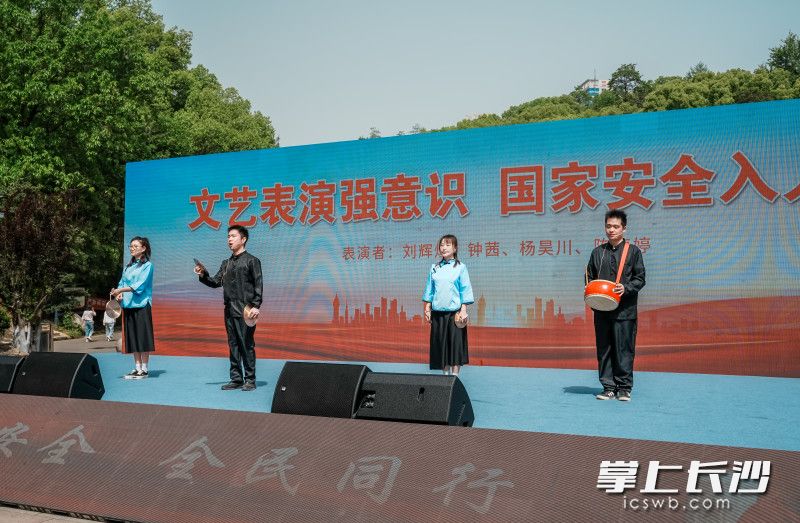 干部群眾自編自導(dǎo)自演的節(jié)目,，讓國家安全相關(guān)知識點(diǎn)深入人心。均為長沙晚報(bào)全媒體記者 陳飛 攝