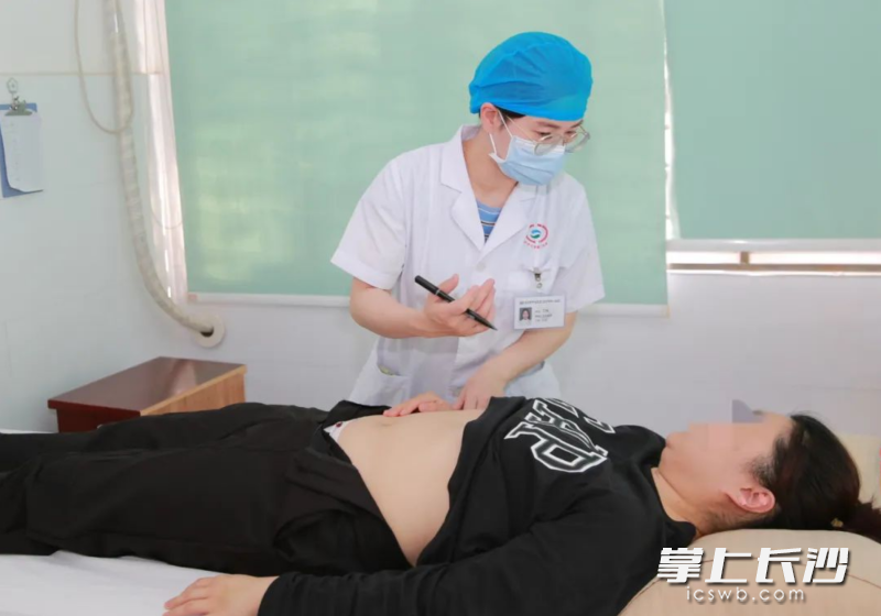 醫(yī)生正在與需要埋線減肥的患者進(jìn)行溝通,。通訊員 供圖