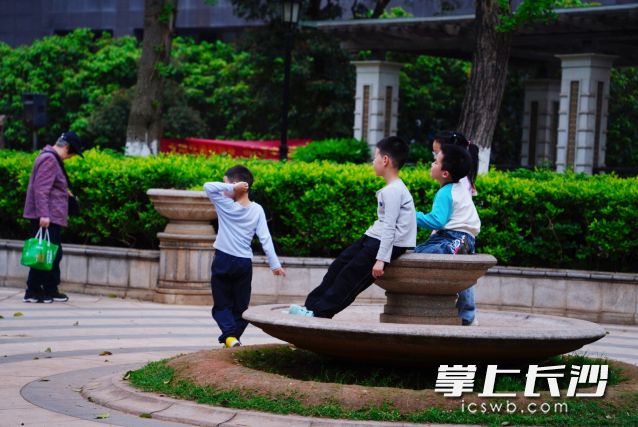 市民朋友要及時關(guān)注氣象部門發(fā)布的強對流天氣預(yù)警信息。