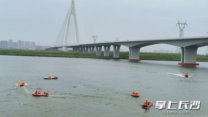 水上救援進(jìn)行時(shí)。