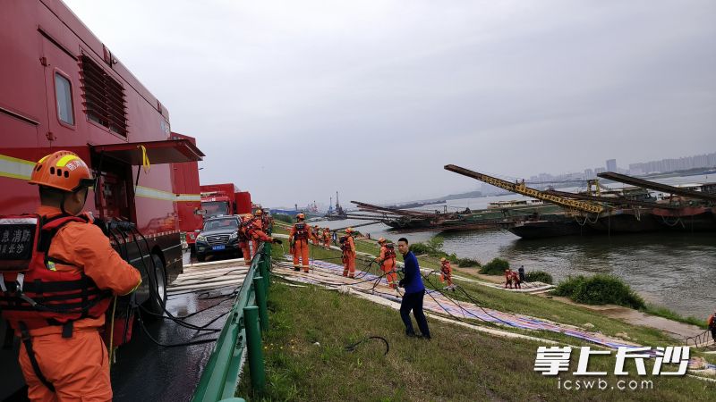 排澇編隊(duì)進(jìn)行排水排澇演練,。