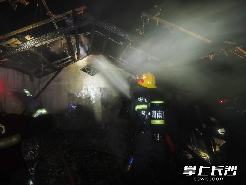 民房隔層起火,，消防員奮力撲救,。