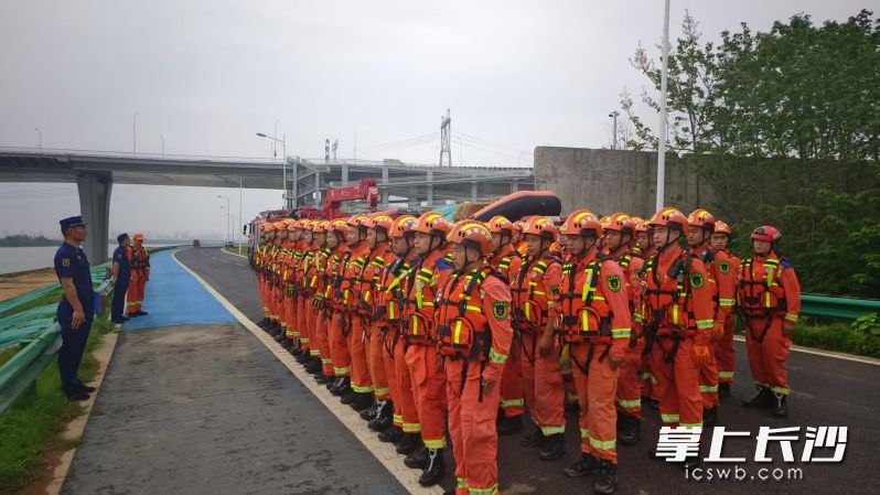 演練隊(duì)伍整裝待發(fā)。 均為長(zhǎng)沙晚報(bào)全媒體記者周小華攝