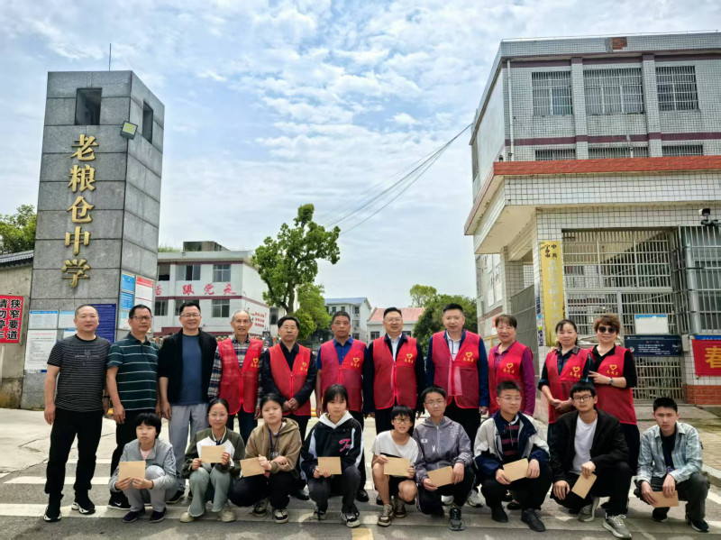 寧鄉(xiāng)市教育局關工委走進老糧倉中學開展助學活動,。通訊員供圖