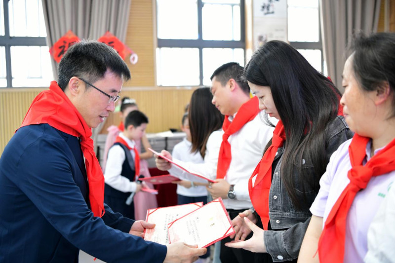 校外輔導(dǎo)員獲發(fā)聘書,。通訊員供圖