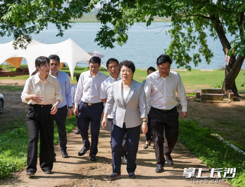 4月18日,，省委常委,、市委書記吳桂英在天心區(qū)調(diào)研經(jīng)濟(jì)社會(huì)發(fā)展情況，在興馬洲調(diào)研全域開發(fā)建設(shè)和生態(tài)濕地保護(hù)情況,，督導(dǎo)防汛度汛和水上交通安全工作,。