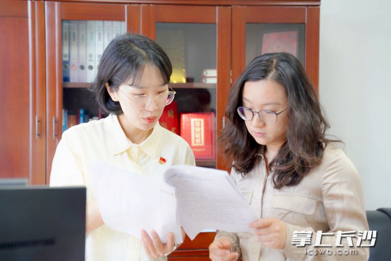 熊欣葉（左）和同事討論法律法規(guī)熱點(diǎn)。長沙晚報(bào)全媒體記者 張禹 通訊員 段華良 攝影報(bào)道