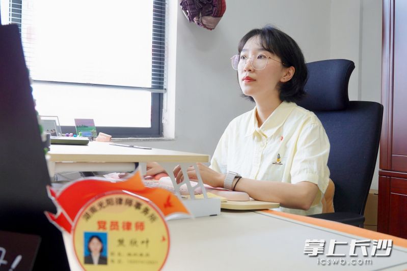 熊欣葉正在認(rèn)真細(xì)致地分析案例。長沙晚報(bào)全媒體記者 張禹 通訊員 段華良 攝影報(bào)道