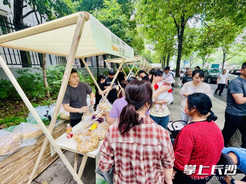 居民、游客都來趕集,，好吃又好玩,。