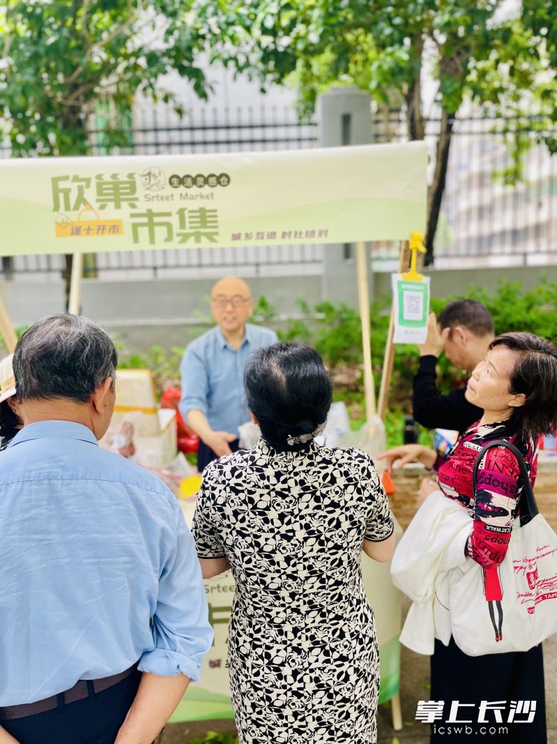 小區(qū)黨支部書記利用人脈和特長,，免費給白沙村帶貨,。