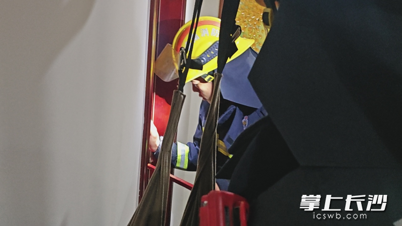 消防員破門營救被困幼童。 長沙晚報通訊員 李鐵應(yīng) 攝