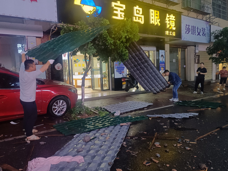 移除被掀翻的屋頂材料。