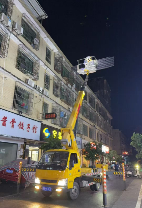 高空作業(yè)車(chē)迅速出動(dòng),。均為受訪者 供圖