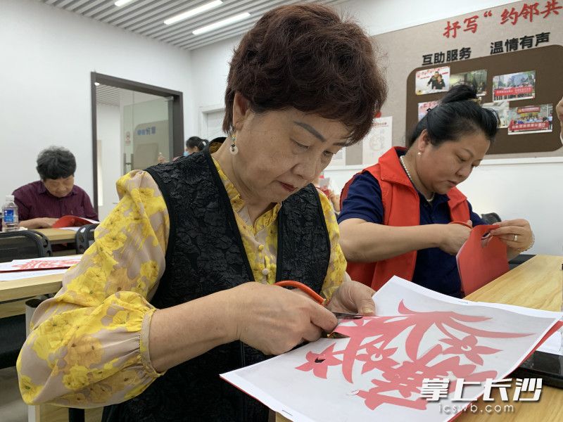 居民們手執(zhí)剪刀,，跟隨老師的指導(dǎo)裁剪出“廉”字紋樣,。