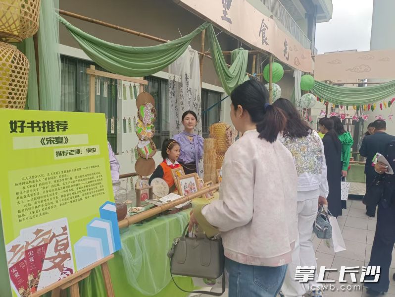 與會人員參觀“名師寫書·名師薦書”“教師征文獲獎?wù)埂薄靶聟^(qū)書房體驗”等專題展臺,。