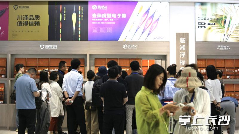 媒體記者在臨湘浮標(biāo)產(chǎn)業(yè)園采訪,。