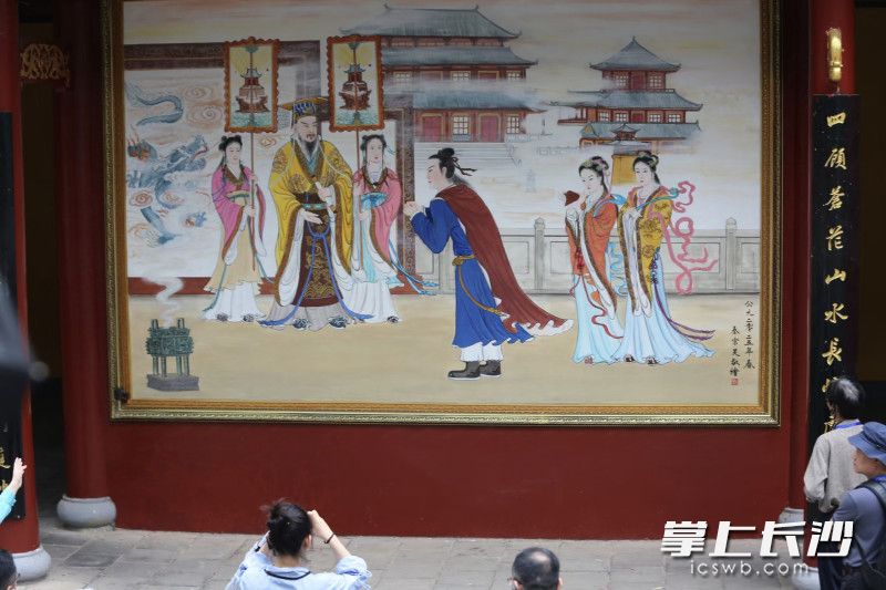 游客在壁畫前打卡。