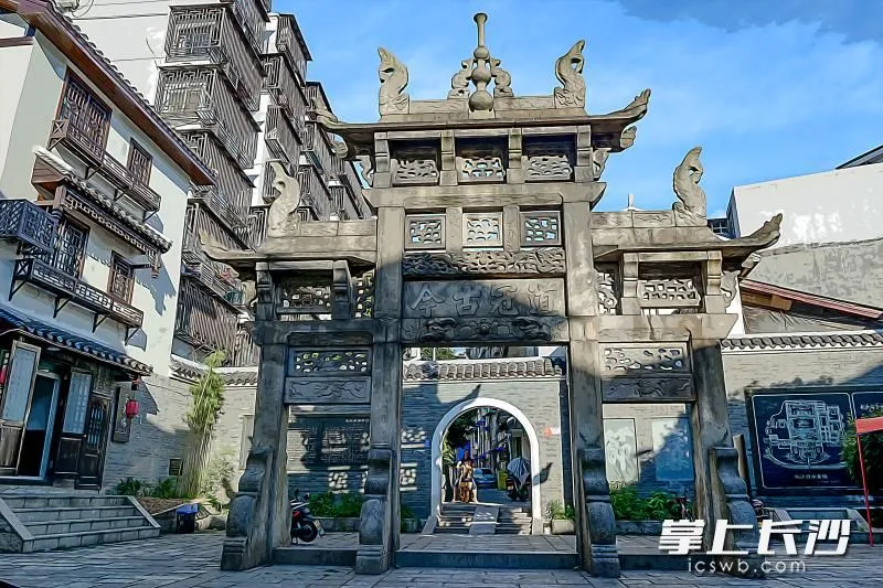 “道冠古今”牌坊訴說著文廟坪千年的故事。陳飛 攝