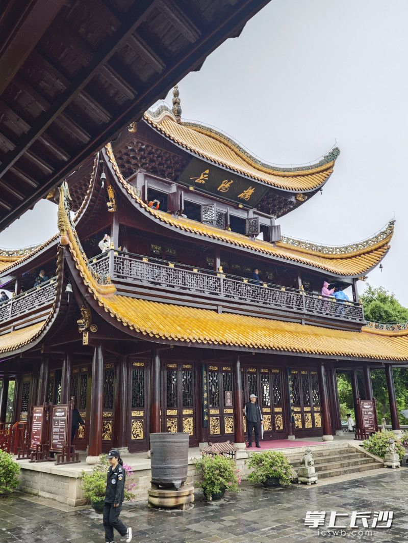 岳陽(yáng)樓飛檐斗拱,，氣勢(shì)恢宏,。