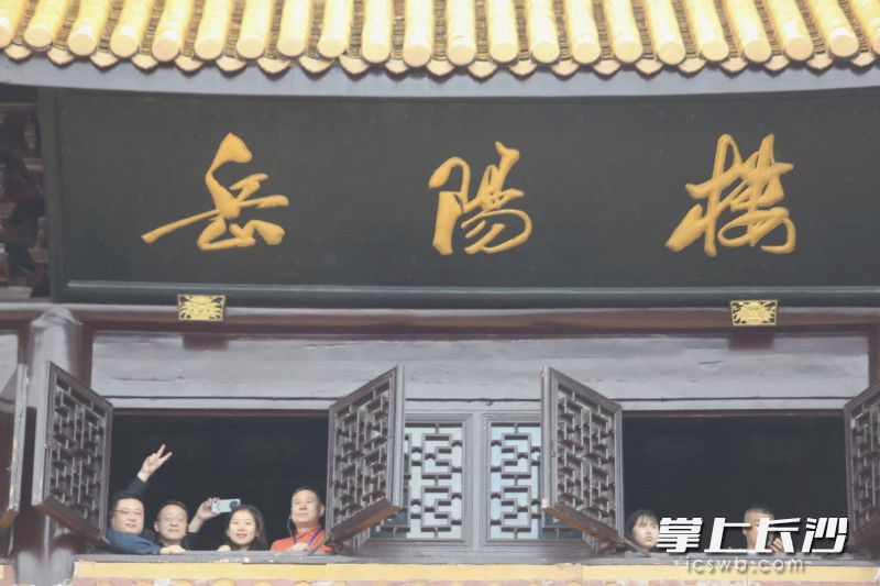 參加采訪的記者站在岳陽(yáng)樓上眺望洞庭湖,。均為長(zhǎng)沙晚報(bào)全媒體記者 賀文兵攝