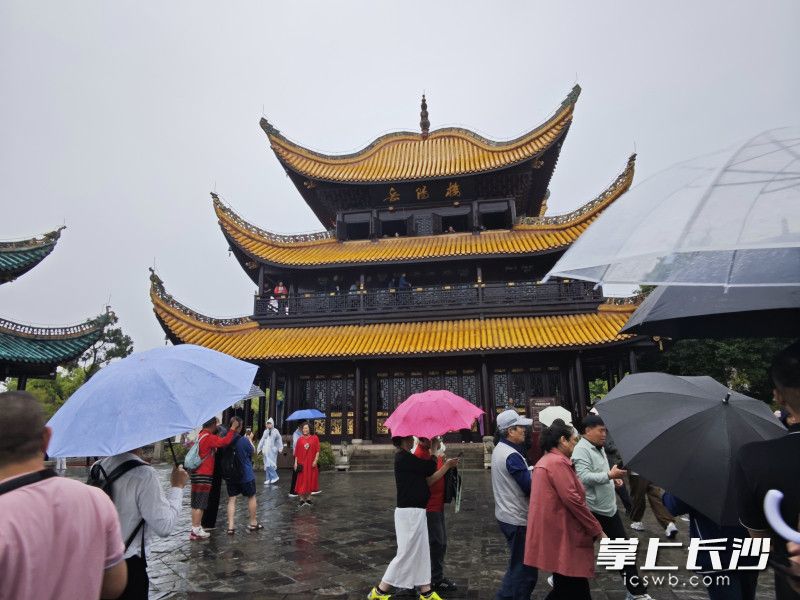 岳陽(yáng)樓景區(qū)年接待游客超千萬(wàn)人次,。