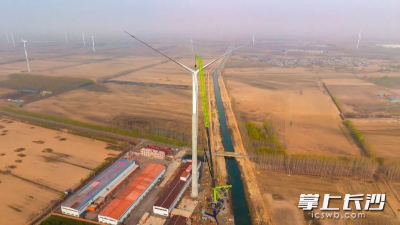 全球最大噸位全地面起重機ZAT40000H7正在吊裝,。 受訪者供圖