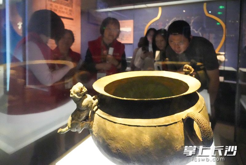 4月25日，媒體記者提前探訪“夜郎遺蹤——尋找《史記》中的古國(guó)”特展,，26日展覽將在長(zhǎng)沙博物館特展二廳啟幕,。