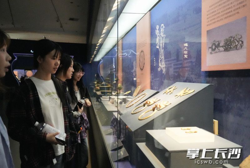 4月25日,，媒體記者提前探訪“夜郎遺蹤——尋找《史記》中的古國(guó)”特展，26日展覽將在長(zhǎng)沙博物館特展二廳啟幕,。