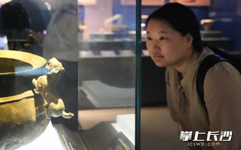 4月25日，媒體記者提前探訪“夜郎遺蹤——尋找《史記》中的古國(guó)”特展,，26日展覽將在長(zhǎng)沙博物館特展二廳啟幕,。