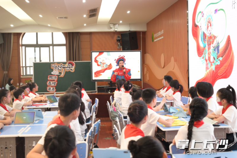 此次活動(dòng)聚焦湘美版五年級上冊《唱大戲》單元，以“戲曲藝術(shù)體驗(yàn)”為核心項(xiàng)目開展,。