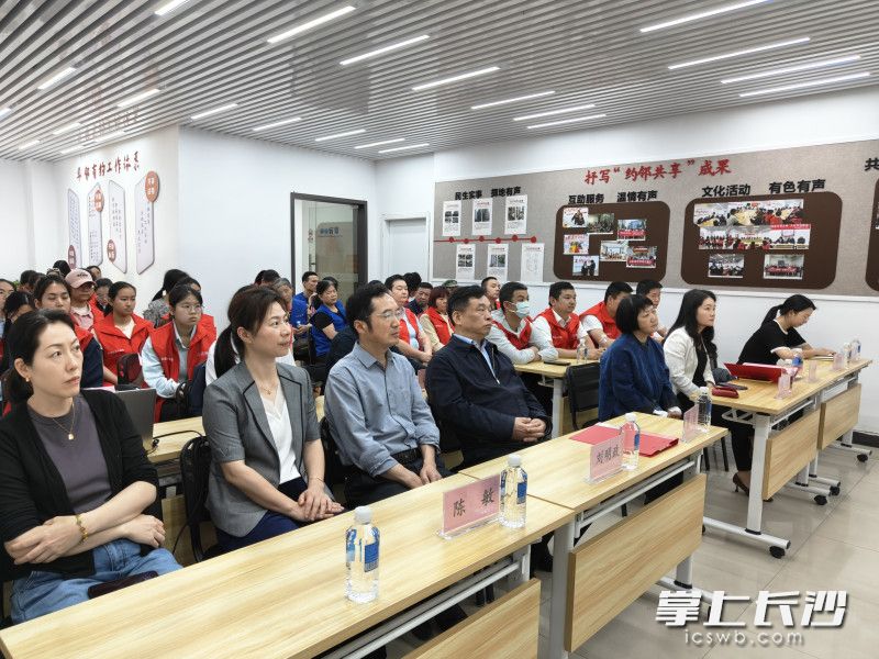 活動以“華鄰有約”議事廳為起點(diǎn)，構(gòu)建“共商共管共評共享”治理體系,。 均為全媒體記者 周游 攝