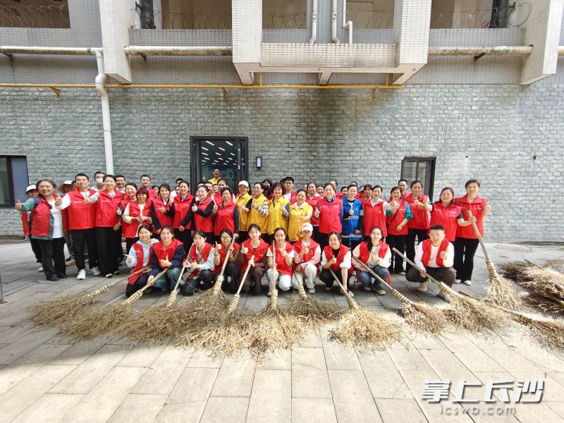省人大機(jī)關(guān)黨員、人大代表,、物業(yè),、街道社區(qū)工作者及志愿者集結(jié)。