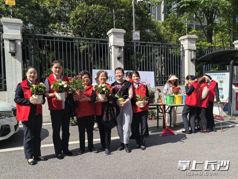 志愿者和居民參與活動兌換綠植,，互相交流環(huán)保心得。
