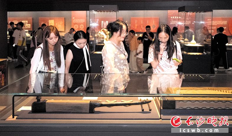 游客在長沙博物館參觀“她從長安來——漢長沙國漁陽王后和她的時代”展覽。鄒麟 攝