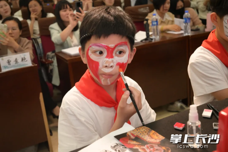 學(xué)生們自己學(xué)習(xí)勾畫臉譜,。