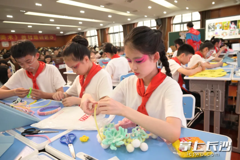 學(xué)生自制行頭,。
