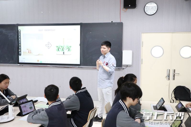 在課例展示環(huán)節(jié),，周南梅溪湖中學劉任池老師帶來了一場別開生面的“變廢為寶”創(chuàng)意改造工坊,。長沙晚報通訊員 李人揚 攝