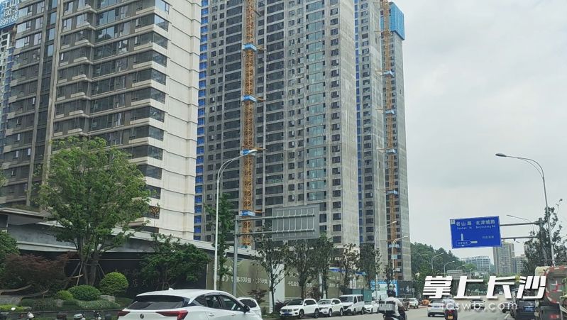 在房地產(chǎn)市場方面,，觀沙嶺片區(qū)高端樓盤云集。